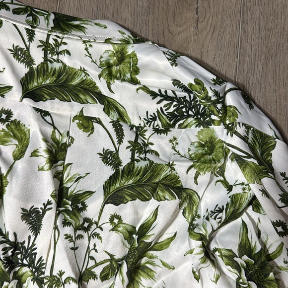 NWT! Green Floral By Anthropologie Bell-Sleeve Silky Blouse - Size Medium🥨 - Picture 8 of 8